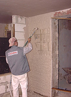 M&ouml;rtel an die Wand spritzen