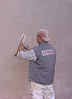 Kleinere L&ouml;cher wegspachteln